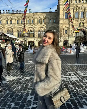 Casaco Lazarelle Sabrina com Textura Felpuda e Gola Ampla