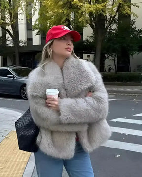 Casaco Lazarelle Sabrina com Textura Felpuda e Gola Ampla